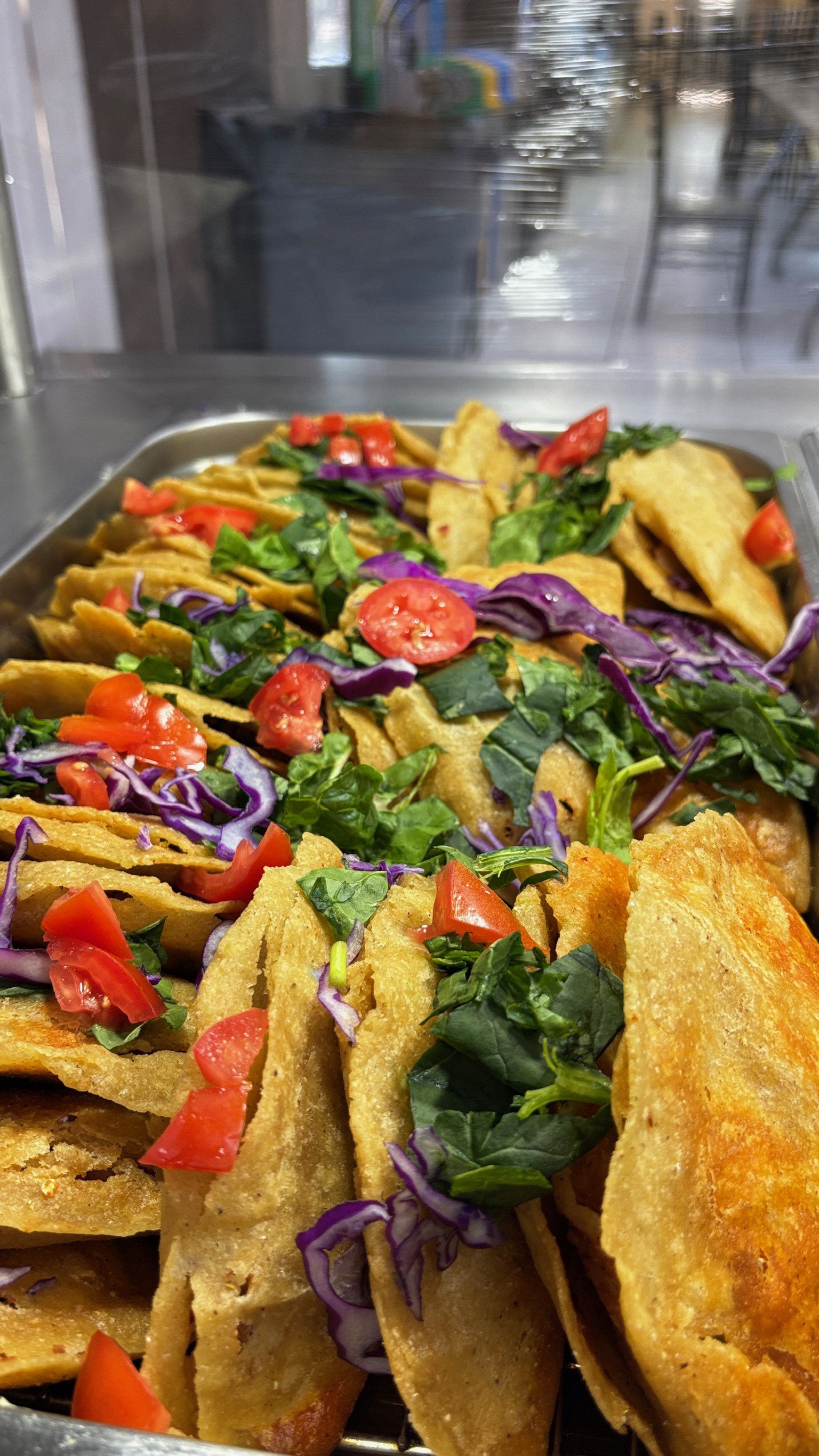 Tacos dorados con guarnición de la casa