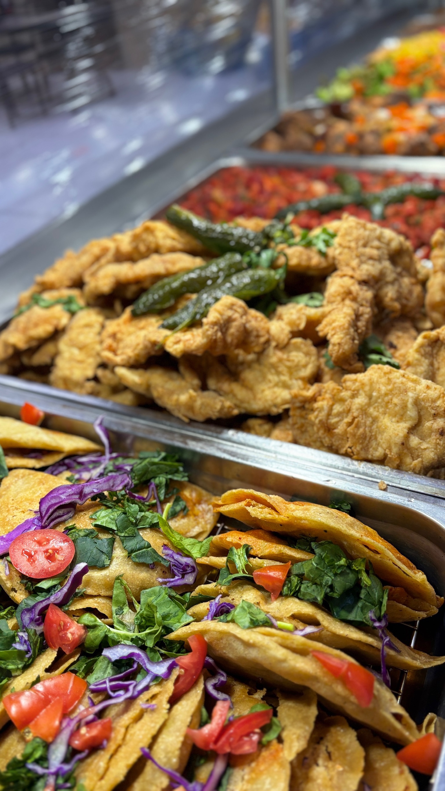 Milanesas doradas con verduras salteadas